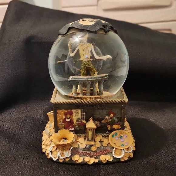 WALT DISNEY PIRATES ☠️ OF THE CARIBBEAN SNOW GLOBE. SKELETON SHIP WHEEL GLITTER - Picture 4 of 10